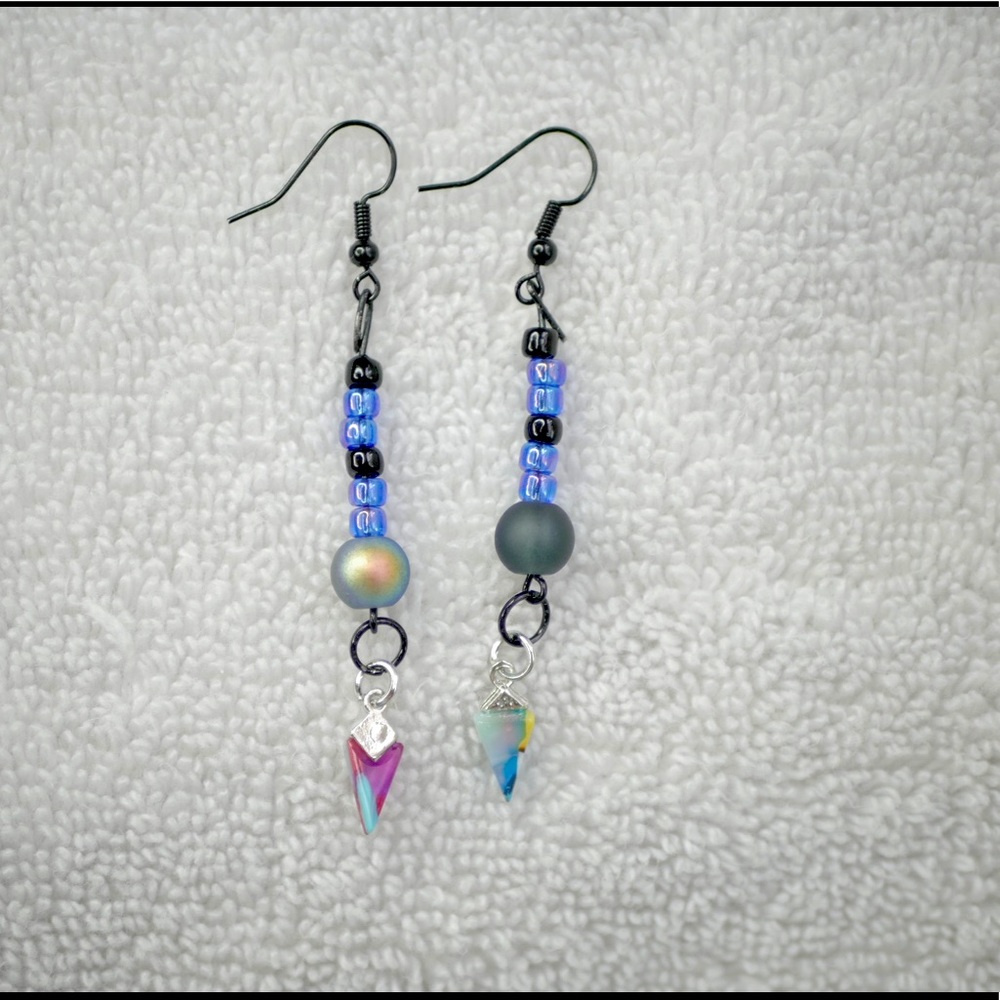 Dangled earrings that are hand made! Get them now before they sell out!